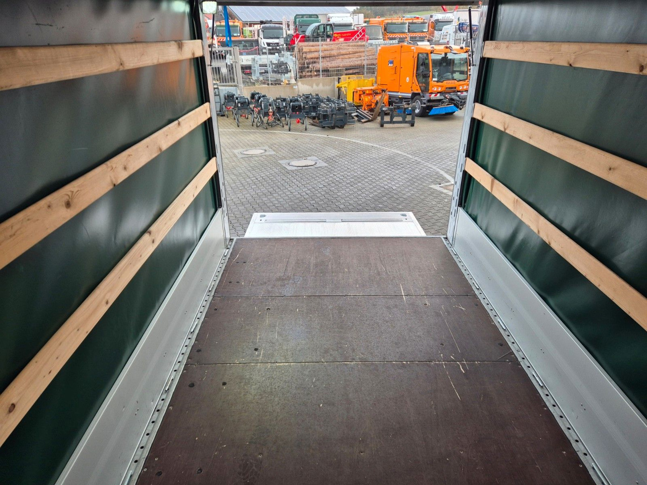 Furgoneta con lona Mitsubishi Canter 7C15 LBW Klima Navi Kamera AHK: foto 19 Furgoneta con lona Mitsubishi Canter 7C15 LBW Klima Navi Kamera AHK: foto 19