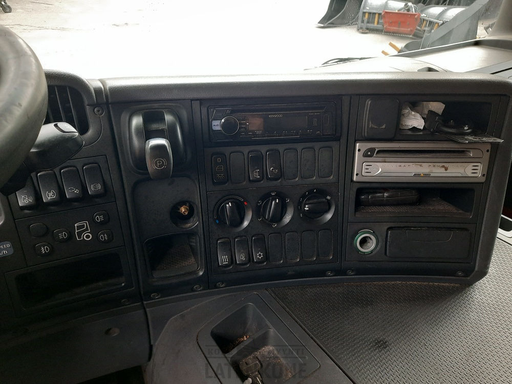 Camión portavehículos Scania P380 8x2 koneenkuljetusauto: foto 15