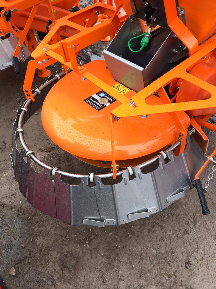 POM Augustów salt and sand spreader with communal attachment Motyl N 31M/1 - Esparcidor de sal: foto 3 POM Augustów salt and sand spreader with communal attachment Motyl N 31M/1 - Esparcidor de sal: foto 3