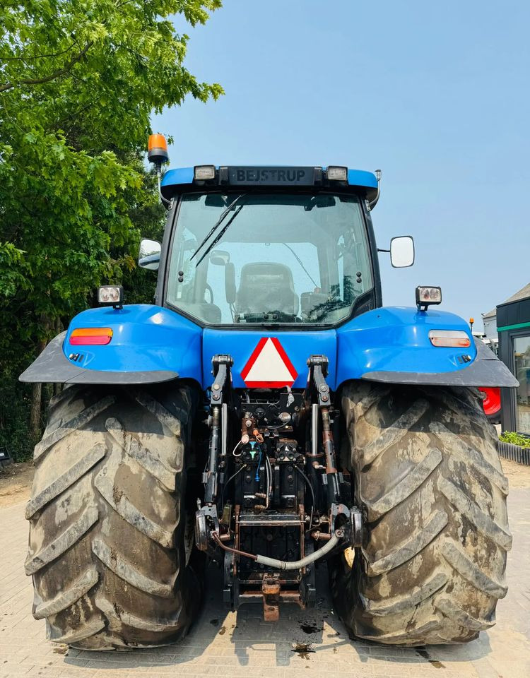 New Holland T8040 - Tractor: foto 4 New Holland T8040 - Tractor: foto 4