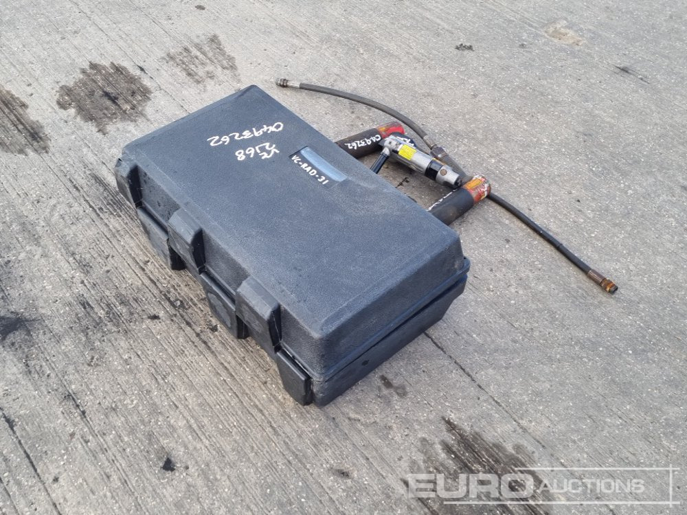 110Volt Torque Multiplier, Pneumatic Scabbler (2 of), Pneumatic Grinder, Makita Battery Hammer Drill, 110 Volt LED Tri Pod Light, - Equipo de construcción: foto 5 110Volt Torque Multiplier, Pneumatic Scabbler (2 of), Pneumatic Grinder, Makita Battery Hammer Drill, 110 Volt LED Tri Pod Light, - Equipo de construcción: foto 5