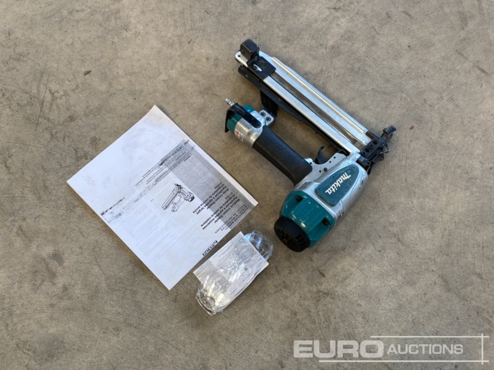 Makita AT1150A Pneumatic Nailer (Body Only) - Equipo de construcción: foto 3 Makita AT1150A Pneumatic Nailer (Body Only) - Equipo de construcción: foto 3