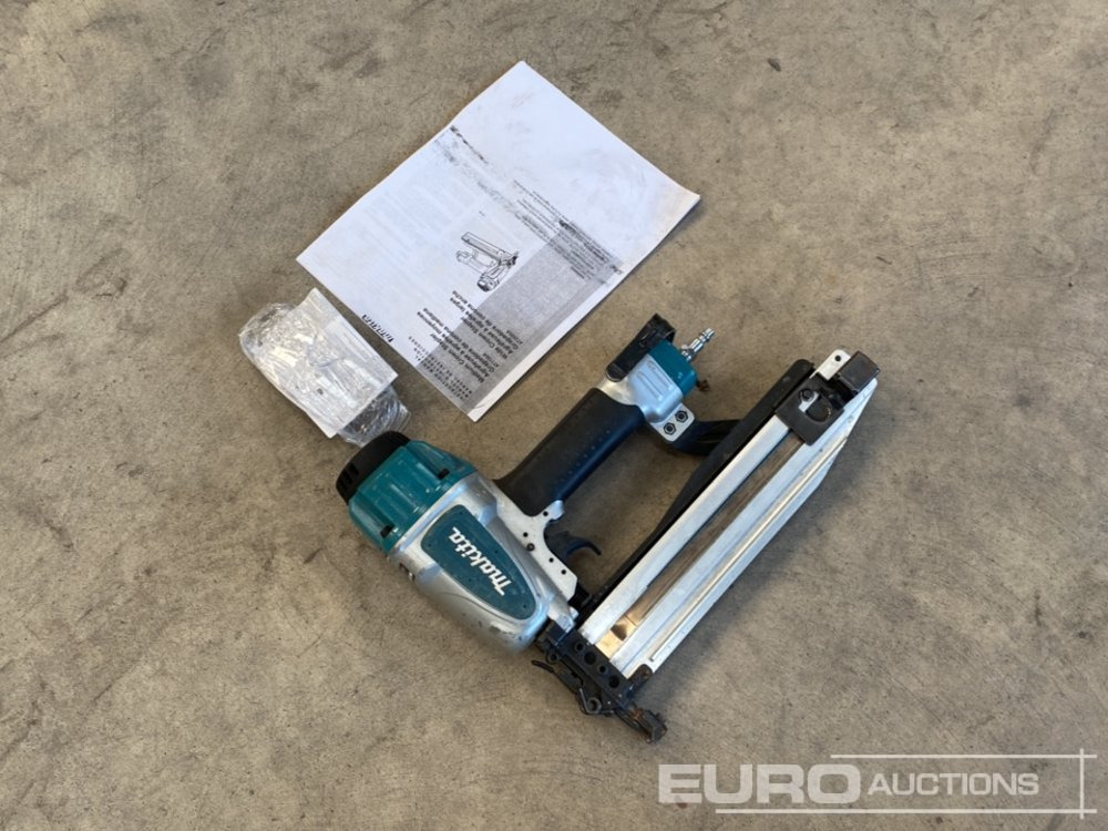 Makita AT1150A Pneumatic Nailer (Body Only) - Equipo de construcción: foto 5 Makita AT1150A Pneumatic Nailer (Body Only) - Equipo de construcción: foto 5