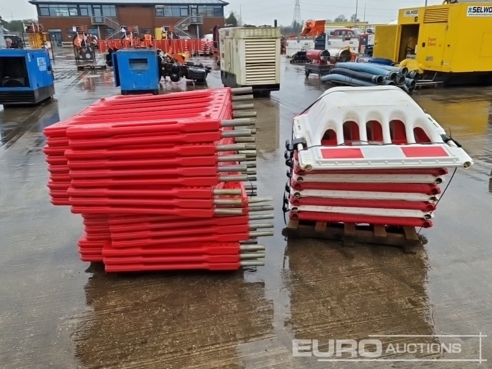 Pallet of Plastic Pedestrian Safety Barriers (2 of) - Equipo de construcción: foto 4 Pallet of Plastic Pedestrian Safety Barriers (2 of) - Equipo de construcción: foto 4