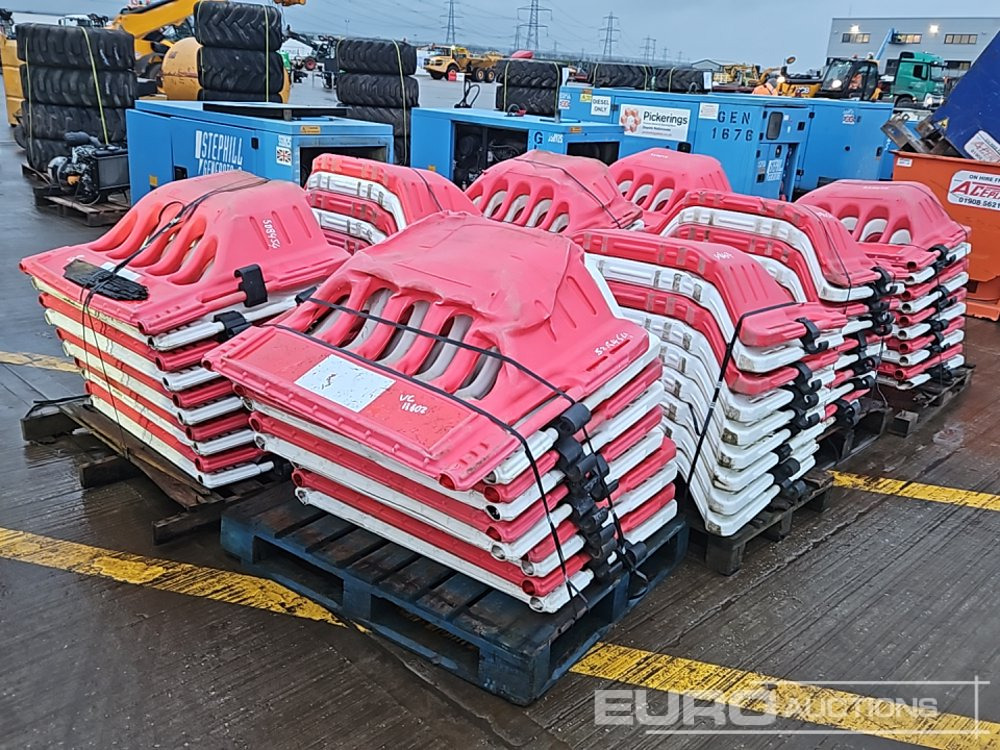 Pallet of Plastic Water Filled Safety Barrier (8 of) - Equipo de construcción: foto 1 Pallet of Plastic Water Filled Safety Barrier (8 of) - Equipo de construcción: foto 1