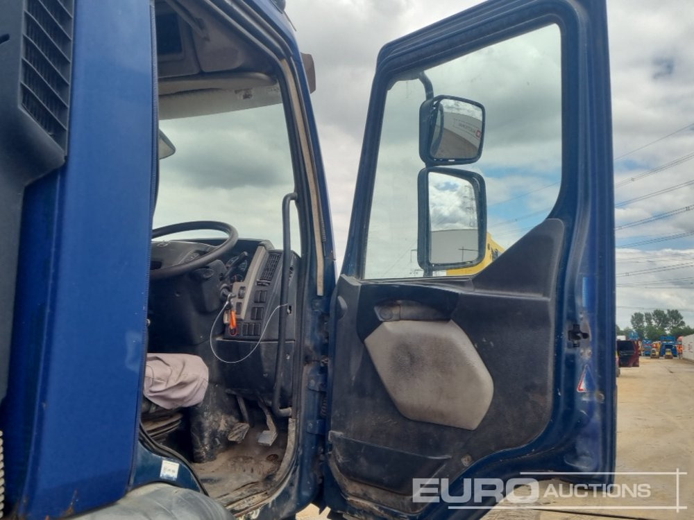 Camión portacontenedor de cadenas Volvo 4x2 Skip Loader Lorry, Extendable Arms, Manual Gearbox (Reg. Docs. & Plating Certificate Available): foto 27