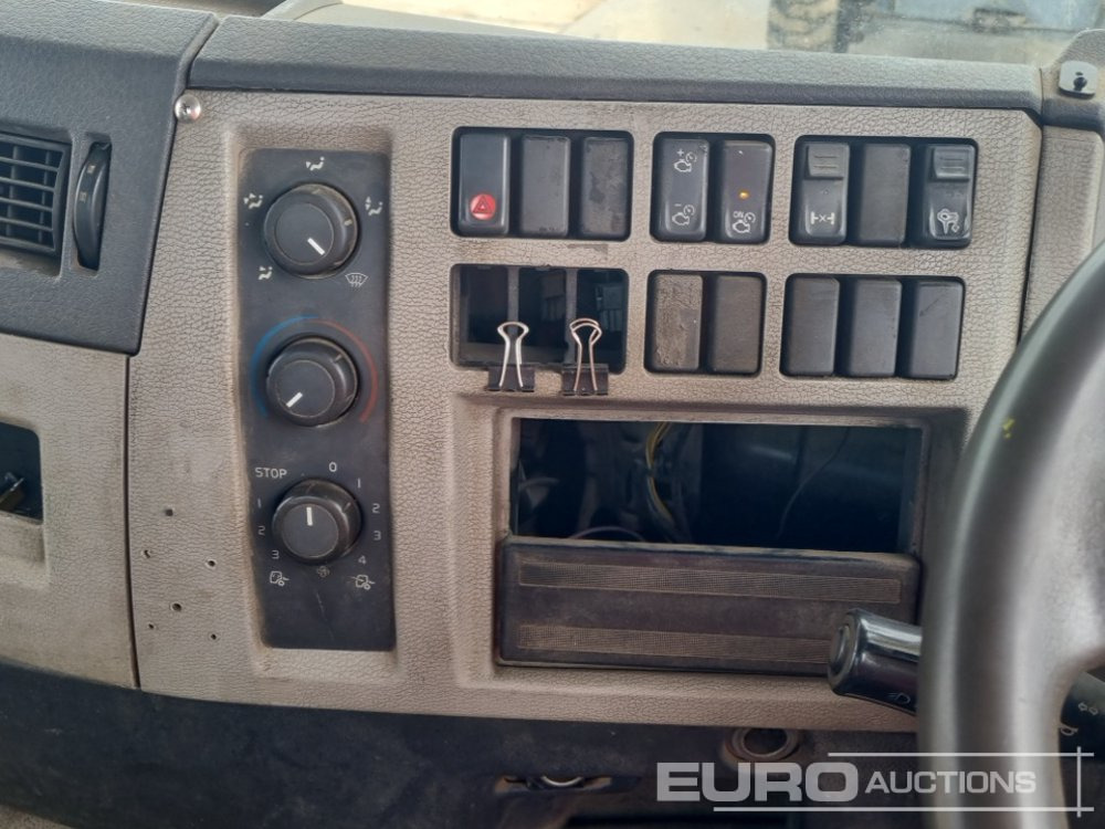 Camión portacontenedor de cadenas Volvo 4x2 Skip Loader Lorry, Extendable Arms, Manual Gearbox (Reg. Docs. & Plating Certificate Available): foto 33