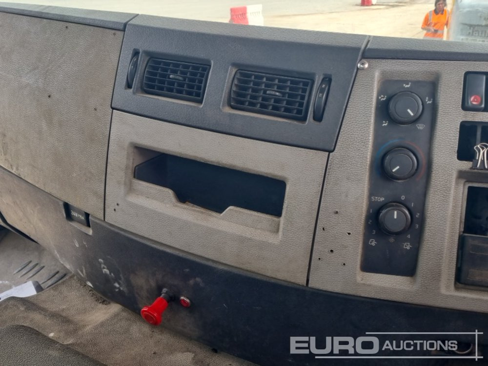 Camión portacontenedor de cadenas Volvo 4x2 Skip Loader Lorry, Extendable Arms, Manual Gearbox (Reg. Docs. & Plating Certificate Available): foto 31