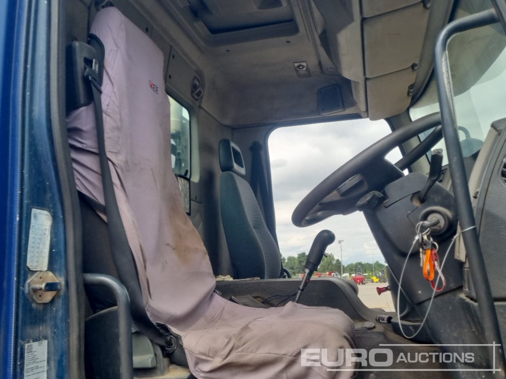 Camión portacontenedor de cadenas Volvo 4x2 Skip Loader Lorry, Extendable Arms, Manual Gearbox (Reg. Docs. & Plating Certificate Available): foto 28