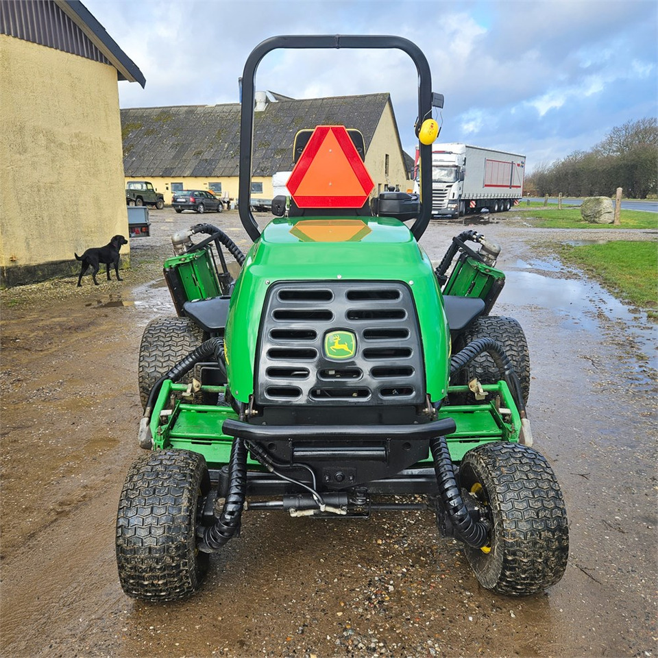 John Deere 3235 C 4WD - Cortacésped: foto 4 John Deere 3235 C 4WD - Cortacésped: foto 4