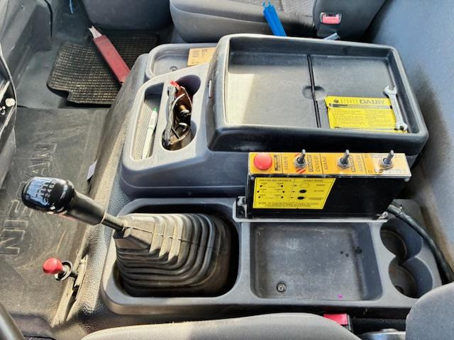 Camión multibasculante, Camión grúa Nissan ATLEON 150.25: foto 9