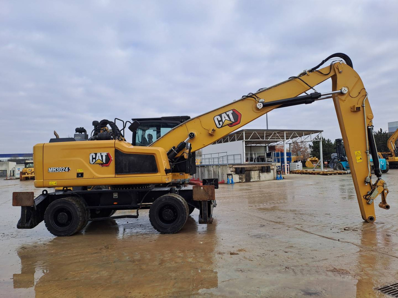 Excavadora de ruedas CAT MH3024: foto 8