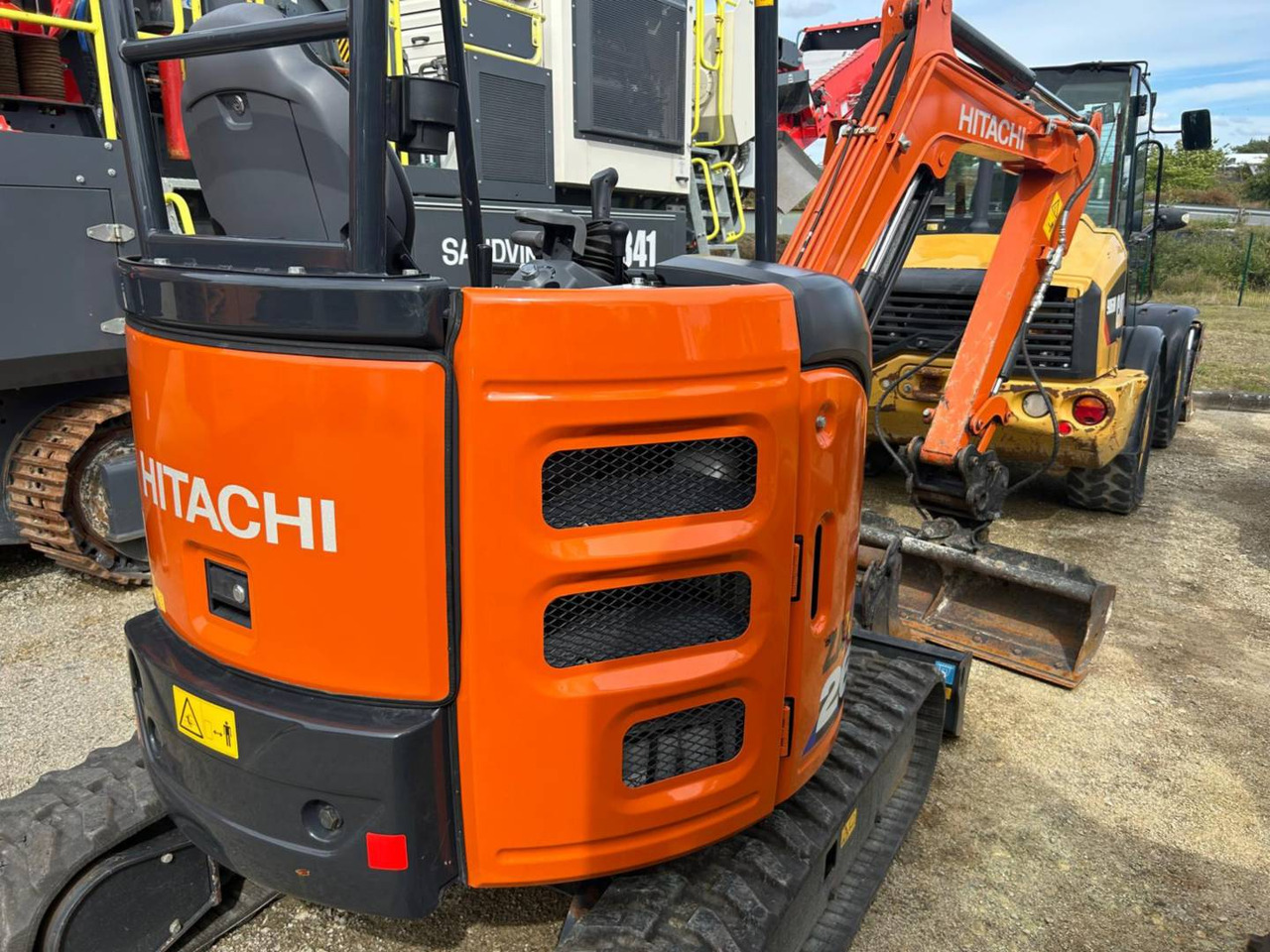 HITACHI ZX26U-6 - Excavadora de cadenas: foto 3 HITACHI ZX26U-6 - Excavadora de cadenas: foto 3