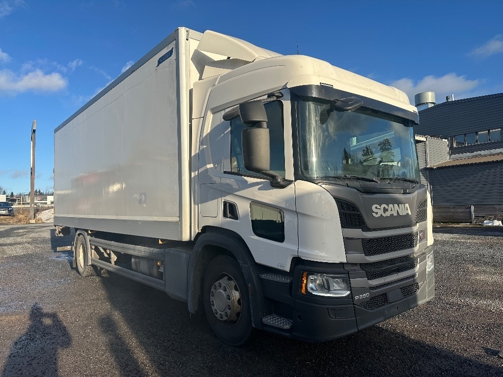Scania P250 - Camión caja cerrada: foto 2 Scania P250 - Camión caja cerrada: foto 2