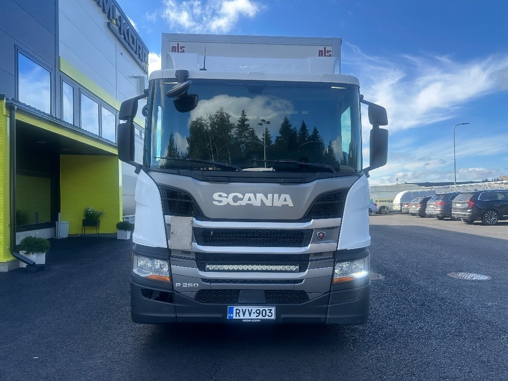 Scania P250  - Camión caja cerrada: foto 2 Scania P250  - Camión caja cerrada: foto 2