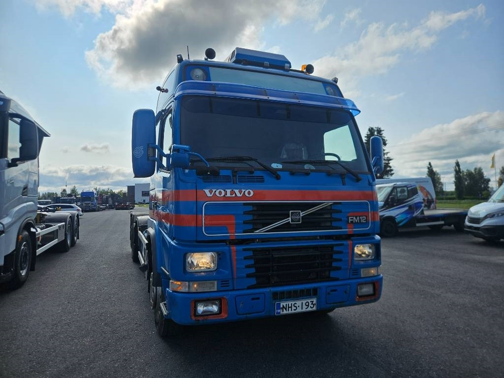 Volvo FM12 420 8x2 - Camión portacontenedor de cadenas: foto 2 Volvo FM12 420 8x2 - Camión portacontenedor de cadenas: foto 2