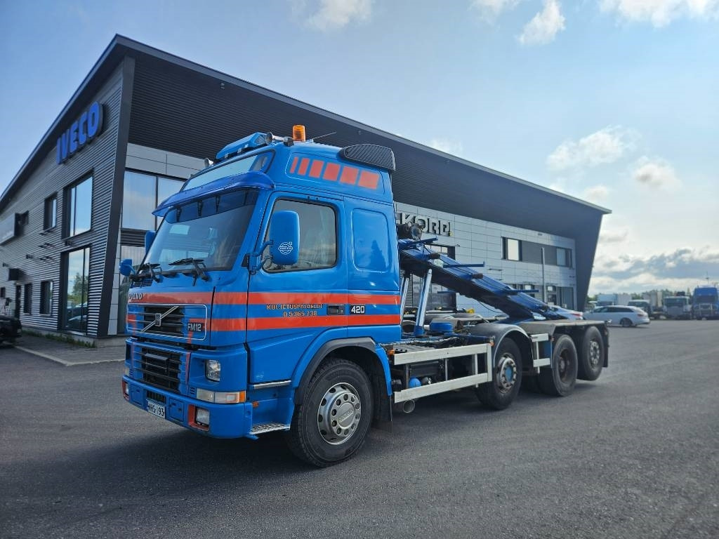 Volvo FM12 420 8x2 - Camión portacontenedor de cadenas: foto 1 Volvo FM12 420 8x2 - Camión portacontenedor de cadenas: foto 1
