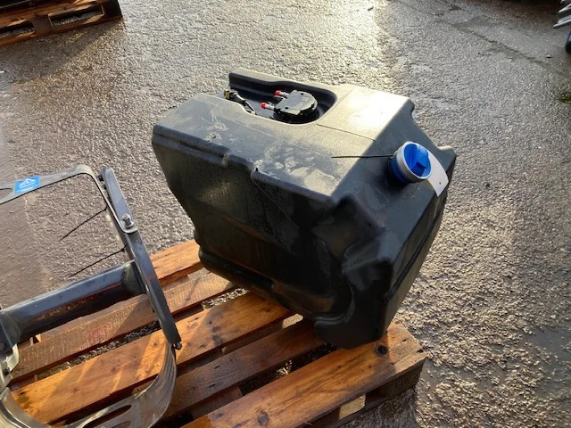 Scania Reductant tank – Scania 2875486 - Depósito de AdBlue para Camión: foto 2 Scania Reductant tank – Scania 2875486 - Depósito de AdBlue para Camión: foto 2