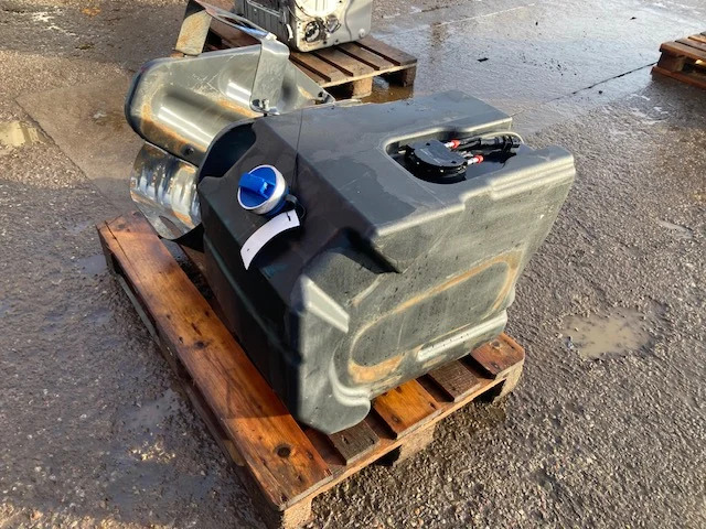 Scania Reductant tank – Scania 2875486 - Depósito de AdBlue para Camión: foto 1 Scania Reductant tank – Scania 2875486 - Depósito de AdBlue para Camión: foto 1