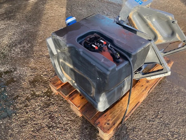 Scania Reductant tank – Scania 2875486 - Depósito de AdBlue para Camión: foto 3 Scania Reductant tank – Scania 2875486 - Depósito de AdBlue para Camión: foto 3