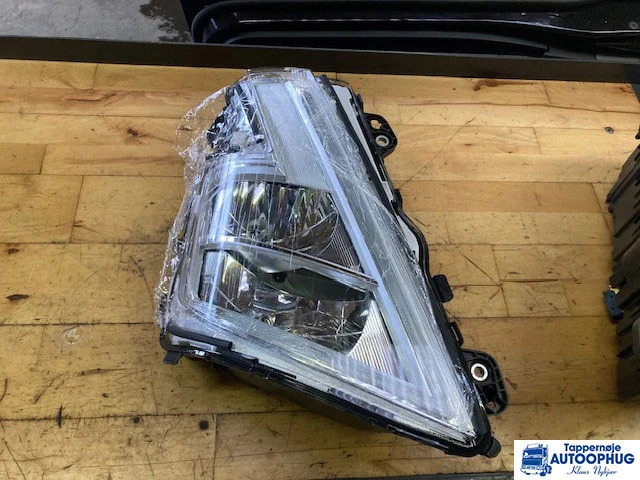 Volvo Headlamp RH – Volvo 23752660 - Sistema eléctrico para Camión: foto 1 Volvo Headlamp RH – Volvo 23752660 - Sistema eléctrico para Camión: foto 1