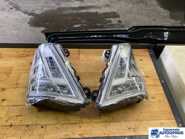 Volvo Headlamp RH – Volvo 24056510 - Sistema eléctrico para Camión: foto 2 Volvo Headlamp RH – Volvo 24056510 - Sistema eléctrico para Camión: foto 2