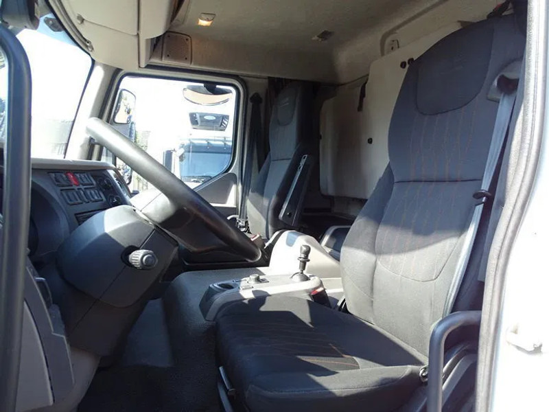 DAF LF 260 16 TON SLEEPER BOX 720X250X244 LBW 1.5 T - Camión caja cerrada: foto 4 DAF LF 260 16 TON SLEEPER BOX 720X250X244 LBW 1.5 T - Camión caja cerrada: foto 4