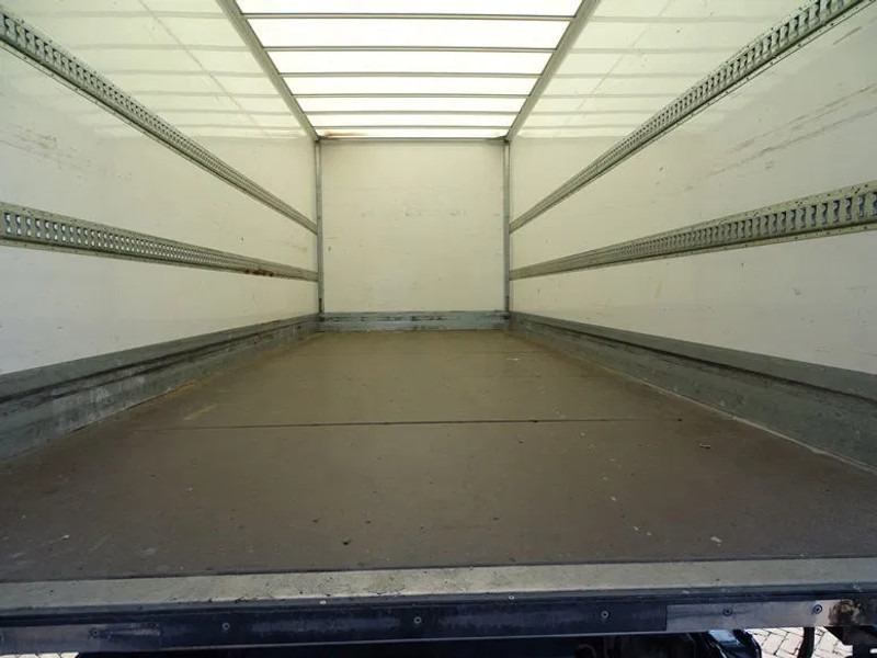 DAF LF 260 16 TON SLEEPER BOX 720X250X244 LBW 1.5 T - Camión caja cerrada: foto 3 DAF LF 260 16 TON SLEEPER BOX 720X250X244 LBW 1.5 T - Camión caja cerrada: foto 3