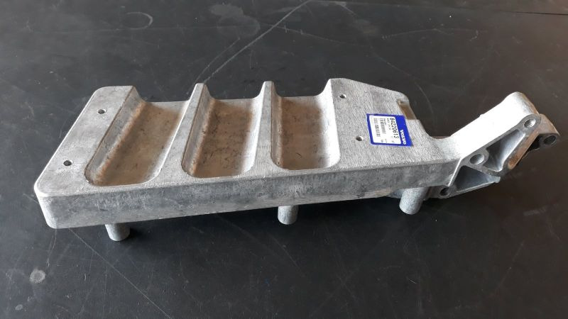 VOLVO FOOT PLATE - 84220613 - Peldaño para Camión: foto 1 VOLVO FOOT PLATE - 84220613 - Peldaño para Camión: foto 1