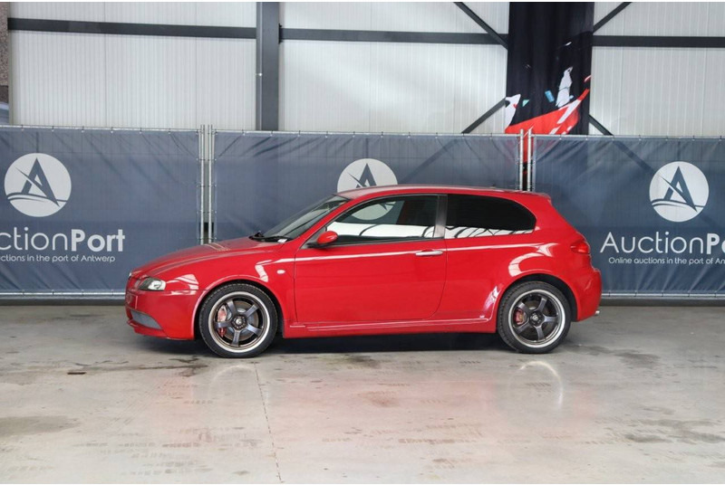 Alfa Romeo 147 3.2i V6 24v GTA - Sedan: foto 1 Alfa Romeo 147 3.2i V6 24v GTA - Sedan: foto 1