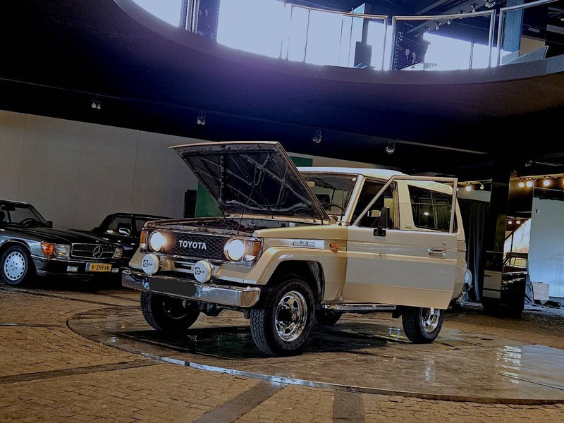 Toyota Land Cruiser 2.0 Turbo-D - Sedan: foto 2 Toyota Land Cruiser 2.0 Turbo-D - Sedan: foto 2