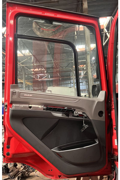 DAF CF - Puerta y piezas: foto 2 DAF CF - Puerta y piezas: foto 2