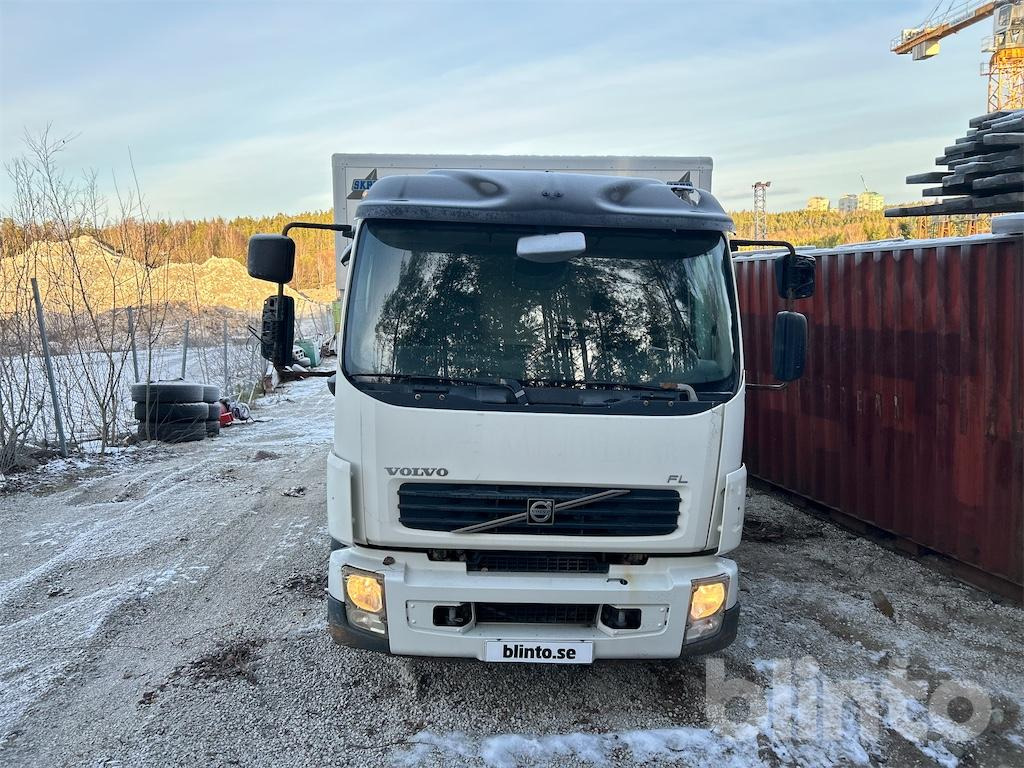 VOLVO FL 4*2 med höj och sänkbart skåp och bakgavellyft - Camión: foto 2 VOLVO FL 4*2 med höj och sänkbart skåp och bakgavellyft - Camión: foto 2