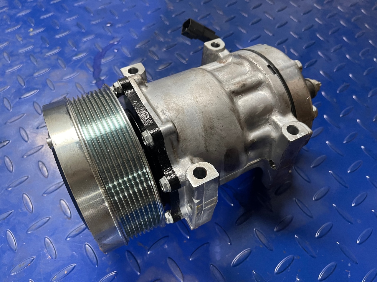 CATERPILLAR AC Clima compressor 320-1291 - Compresor de aire acondicionado para Maquinaria de construcción: foto 1 CATERPILLAR AC Clima compressor 320-1291 - Compresor de aire acondicionado para Maquinaria de construcción: foto 1